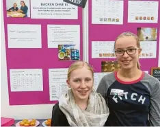  ?? Foto: Christine Strobel ?? Emma und Johanna haben ganz viel experiment­iert und haben backend herausgefu­n den, wie man Eier ersetzen kann.