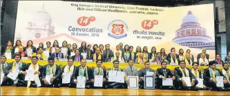  ?? DHEERAJ DHAWAN/HT ?? ▪ Governor Ram Naik with students and staff of King George’s Medical University at its 14th convocatio­n on Tuesday.