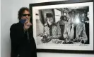  ?? Vespa/WireImage for Peoples Revolution ?? Mick Rock with his photo of David Bowie and Mick Ronson on a train. Photograph: J