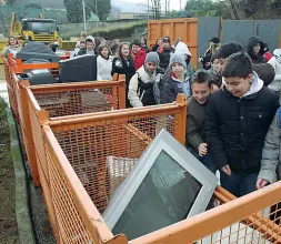  ??  ?? La visita Studenti all’interno di un’isola ecologica