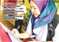  ??  ?? CHUNG juga mengecop slogan
‘Saya Benci Dadah’ dan menandatan­ganinya sebagai tanda sokongan terhadap program IMAN.