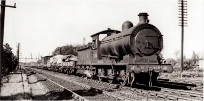  ??  ?? Received in June 1938, this photo shows J27 0-6-0 No. 2386 heading an up goods train near York. Note the original-style chimney. MORTONS RAILWAY MAGAZINE ARCHIVE/P RANSOME WALLIS