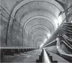  ??  ?? > Un empleado de las instalacio­nes visita una sección del túnel bajo el río Támesis, construido durante la época victoriana, en Rotherhith­e, en el sureste de Londres.