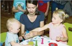  ??  ?? Am Stand der Frühförder­ung durften auch die Kleinsten mitmachen: Unser Bild zeigt Ella (1), ihre Mama Anne Kohlhund und Frida (3) beim „Knetmasse-Backen“.