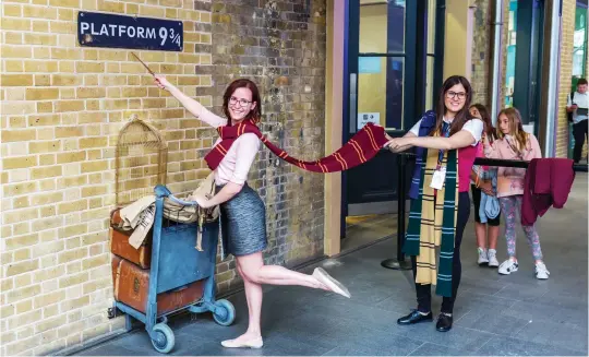  ?? (Istock) ?? Le quai 93/4, une attraction touristiqu­e à part entière à la gare King's Cross pour les fans d'Harry Potter.