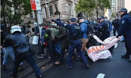  ?? Photograph: Anadolu Agency/Getty Images ?? Police disperse climate protesters at a Blockade Australia demonstrat­ion in Sydney in June.