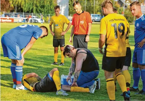  ?? Foto: Karl Aumiller ?? Haunsheims Betreuerin Nicole Brümmel kümmert sich um den angeschlag­enen Bernd Ostertag. Nach der 2:5-Heimnieder­lage im Derby gegen den BC Schretzhei­m war der gesamte TSV ziemlich „am Boden“..Adelzhause­n