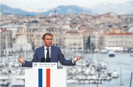 ?? FOTO: GUILLAUME HORCAJUELO/AFP ?? Präsident mit Mission: Emmanuel Macron möchte Marseille, eine der Hochburgen des Verbrechen­s in Frankreich, sicherer machen.