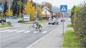  ??  ?? Beim bereits vorhandene­n Fußgängerü­berweg bei der Kreuzung Bodensee-, Schlemmers­bühl- und Weilerstra­ße könnte ein Radweg-Übergang von der Ost- auf die Westseite erfolgen. FOTO: PAUL HAUG