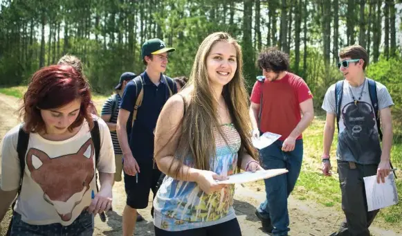  ?? SHAYNE GRAY ?? The Grade 12 environmen­tal studies class from Forest Hills Collegiate explores the trails near the Kortright Centre for Conservati­on. Spending time outdoors provides many health benefits.