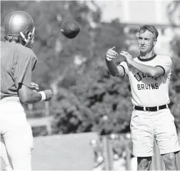  ?? AP PHOT0 ?? UCLA quarterbac­k Mark Harmon, left, works out with coach Pepper Rodgers on Sept. 13, 1972, in Los Angeles.