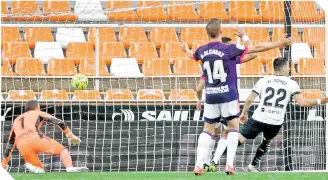  ?? / FOTO: EFE ?? Maxi Gómez anotó los dos primeros goles en la victoria del Valencia.