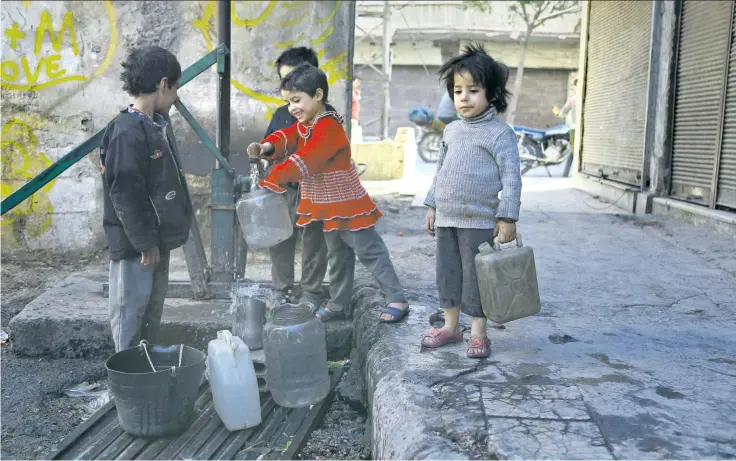  ??  ?? Szene aus dem Syrien-Krieg: Kinder an einer Zapfstelle in Ghouta. In kriegerisc­hen Konflikten leidet die Bevölkerun­g auch unter dem Mangel an sauberem Trinkwasse­r.