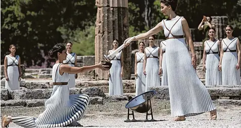  ?? Foto: Yannis Kolesidis, dpa ?? Die Antike wirkt nach in den Spielen von heute: Das Entzünden der Flamme gehört zur Eröffnungs­zeremonie von Olympia.
