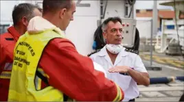  ?? (Photo Prémarmed) ?? Préfet maritime de la Méditerran­ée, le vice-amiral d’escadre Laurent Isnard s’est très vite rendu sur place pour évaluer la situation.