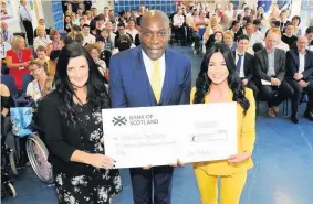  ??  ?? Friends of Sanderson Miss Scotland finalist Zoe Balfour and boxing legend Frank Bruno hand over cheque to head teacher Aisling Boyle