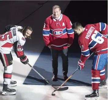  ?? PHOTO MARTIN CHEVALIER ?? Mark Recchi a effectué la mise en jeu protocolai­re entre Erik Karlsson et Max Pacioretty avant le match entre les Sénateurs et le Canadien, hier, au Centre Bell.