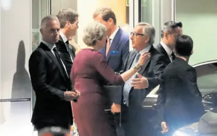  ??  ?? Predsjedni­k Europske komisije Jean-Claude Juncker s britanskom premijerko­m Theresom May