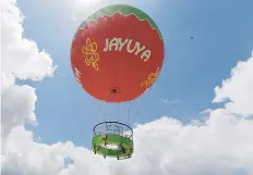  ?? Captura Facebook ?? ANTES Y DESPUÉS. El globo, que estaba en el cerro Cumbre Alta del barrio Mameyes, fue pérdida total.