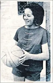  ?? ?? Rosario Sánchez durante su época como selecciona­da del colegio Herlinda Toral.