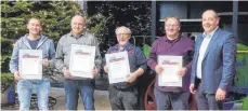  ?? FOTO: FIRMA DUFFNER ?? Karl Josef Duffner (rechts) dankt Karl Johannes Deppler, Manfred Matheis, Josef Würtele und Peter Manz (von links).