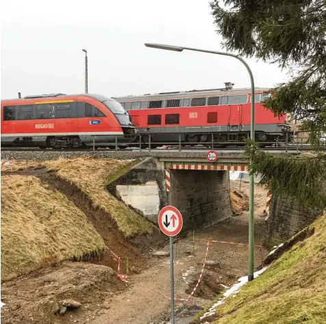  ?? Foto: Pitt Schurian ?? Gleich zwei Regionalzü­ge treffen sich vormittags gegen 9.20 Uhr auf der Bahnunterf­ührung an der Hans Sachs Straße in Bobingen. Das Bauwerk wird gerade erneuert. Und weitere Baustellen kommen hinzu.