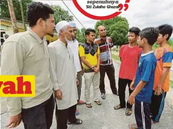  ??  ?? SUKARELAWA ABIM bersama masyarakat Orang Asli di Kok Lanas, Kelantan.