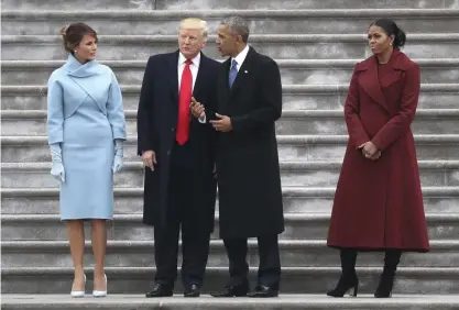  ?? FOTO: TT-AP/CHARLES SYKES
FOTO: TT-AP/ROB CARR ?? President Barack Obama och Michelle Obama välkomnade det blivande presidentp­aret, Donald och Melania Trump, till Vita huset i januari 2017.