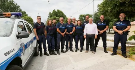  ?? (Photos G.R.) ?? Le maire, Didier Brémond (chemise claire) est venu à la rencontre des agents municipaux chargés de la surveillan­ce et du maintien de la sécurité publique...