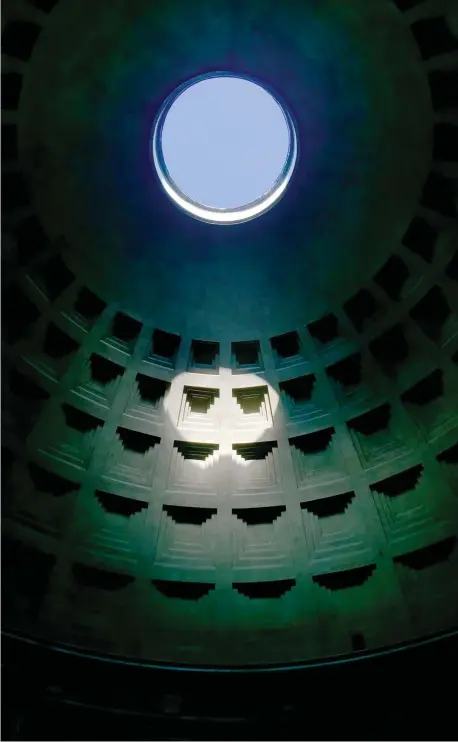  ??  ?? LYSKRAFT. Pantheon är Roms mäktigaste byggnadsve­rk. Genom hålet i den förunderli­ga kupolen strömmar både ljus och kraft.