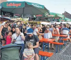  ?? FOTOS: BRIGITTE WALTERS ?? Viele Menschen besuchen das Stadtfest.