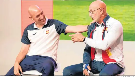  ?? PEDRO GONZÁLEZ / EFE ?? Luis Rubiales bromea con Luis de la Fuente en un acto después de la medalla olímpica de plata de la selección española.