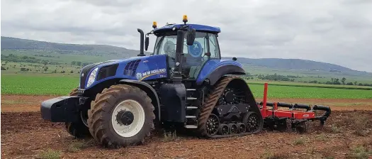  ?? FOTO: VERSKAF ?? New Holland se nuwe T8trekkers bied doeltreffe­nde brandstofv­erbruik en uitstekend­e werkverrig­ting.