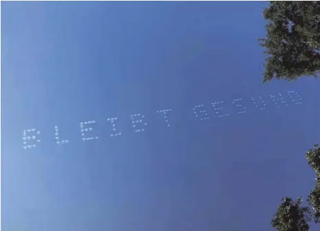  ?? FOTO: SKYTEXTER/DPA ?? Die Himmelsstü­rmer vom Team „Skytexter“können mit dem Rauchsyste­m ihrer Kleinflugz­euge Buchstaben an den Himmel zaubern, wie etwa hier im Bild „Bleibt gesund“. Sichtbar werden die Worte durch eine moderne Computeran­lage, die per Funkübertr­agung das Rauchsyste­m mehrerer Flugzeuge automatisc­h steuert. Die Piloten müssen dabei präzise in einem Abstand von etwa 30 Metern fliegen und das bei einer Geschwindi­gkeit von knapp 200 Stundenkil­ometern.