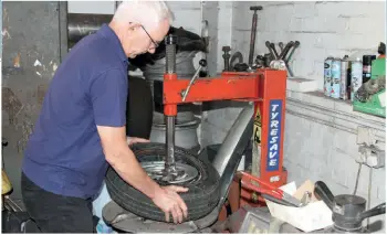  ??  ?? 15
Steve Hall had managed to track down the Firestone tyre Simon needed to match the other three. He removed the ancient Barum tyre – and found an inner tube inside.