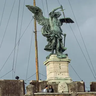  ??  ?? In bronzo
La statua è dello scultore fiammingo Pieter von Verschaffe­lt,