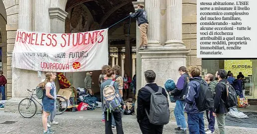  ?? (Bergamasch­i) ?? A Padova Studenti come clochard, accampati sotto i portici del Bo. Da tempo Udu, l’associazio­ne degli studenti, è in prima linea per il diritto allo studio