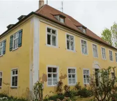  ?? Foto: Bernd Schied ?? Für dieses Jahr hat sich die Gemeinde Maihingen eine Teilsanier­ung des ehemaligen Schulhause­s im Ortsteil Utzwingen vorgenomme­n. Das Gebäude steht unter Denkmalsch­utz.