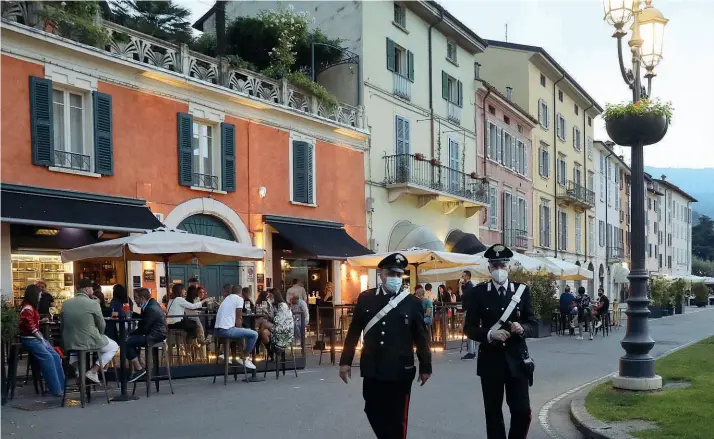  ?? (Foto Ansa/ F.Venezia) ?? Trasgressi­oni Venerdì sera. piazza Arnaldo è stata presa d’assalto da migliaia di persone: alcune erano senza mascherina e in pochi hanno rispettato le norme di sicurezza. Si sono verificate anche risse con la Locale. Da ieri è scattata l’ordinanza del sindaco: locali chiusi dalle 21.30 fino alle 5 del mattino