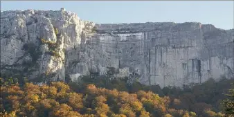  ?? (Photo Frank Muller) ?? Le Parc naturel régional Sainte-Baume sera officielle­ment inauguré ce dimanche à Plan-d’Aups, sur les terrains situés derrière l’Hostelleri­e de la Sainte-Baume, face au relief.