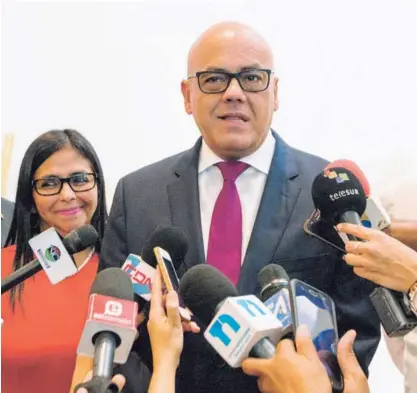  ?? AFP ?? El delegado oficialist­a, Jorge Rodríguez, y la presidenta de la Asamblea Constituye­nte, Delcy Rodríguez, dieron algunos detalles del diálogo entre la oposición y el Gobierno venezolano, en Santo Domingo.