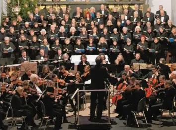  ?? Archivfoto: Wilhelm Schmid ?? Lassen sich bei Chören und Orchestern wirklich Abstandsre­geln einhalten? Vor allem bei Chorauftri­tten sollten die Sängerinne­n und Sänger drei bis fünf Meter Distanz zueinander halten. Das geht nicht, sagen Chorleiter. Unser Bild entstand bei der Aufführung des Weihnachts­oratoriums in der Illertisse­r Stadtpfarr­kirche St. Martin.