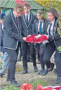  ??  ?? Finlay Grant and Katie Ramsay lay a wreath