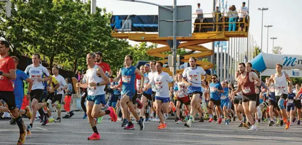  ?? Fotos: Peter Fastl, Marcus Merk ?? Beim Augsburger Firmenlauf gehen auch dieses Jahr wieder 12.000 Läuferinne­n und Läufer an den Start.