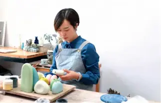  ??  ?? Feng Xuefang, una diseñadora de cerámica, ha encontrado un hogar en Jingdezhen, la mundialmen­te famosa capital de la porcelana.