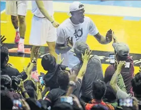  ?? FOTO: EFE ?? Kevin Durant, chocando palmas con los aficionado­s filipinos en Manila