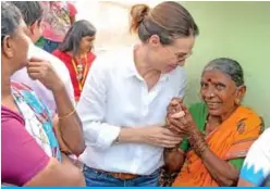  ??  ?? HYDERABAD: English actress and ambassador for the Internatio­nal Union Against Tuberculos­is and Lung Disease (The Union), Claire Forlani (C), gestures with volunteers from Tuberculos­is (TB) Alert India during her field visit to meet Tuberculos­is (TB) survivors at Malakpet slum area. — AFP