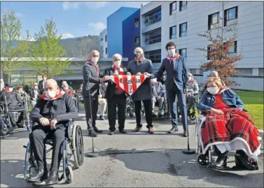  ??  ?? Elizegi, con Iribar y el diputado general de Bizkaia, Rementeria, repartiend­o los pañuelos de la Copa.