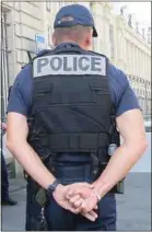  ??  ?? Le nombre de tués chez les policiers et les gendarmes a baissé de 43%.