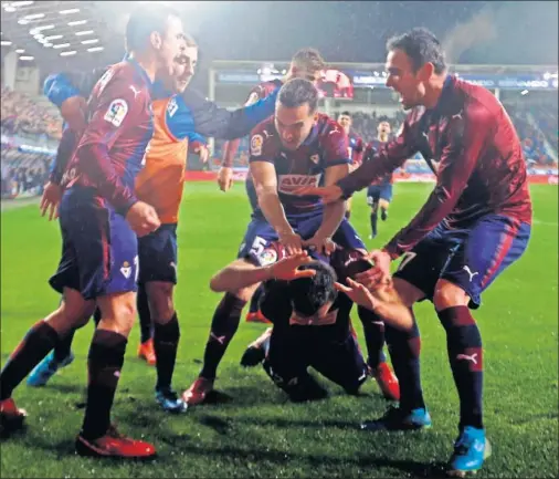  ??  ?? DEFINITIVO. Los futbolista­s del Eibar hacen piña tras el gol conseguido por Jordán.